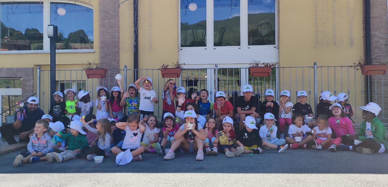 Al momento stai visualizzando Bambini del centro estivo in visita al caseificio Il Battistero: guarda il video!